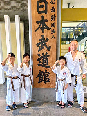 ♡※前Dc1002 剛柔流 正剛館 MACAU 額縁入り 記念品 空手道 子どもら